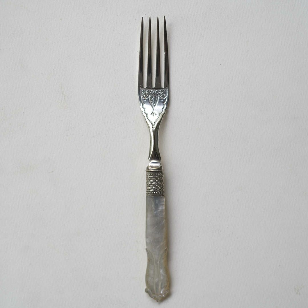 アンティーク マザーオブパール デザートフォーク イギリス 白蝶貝のカトラリー1