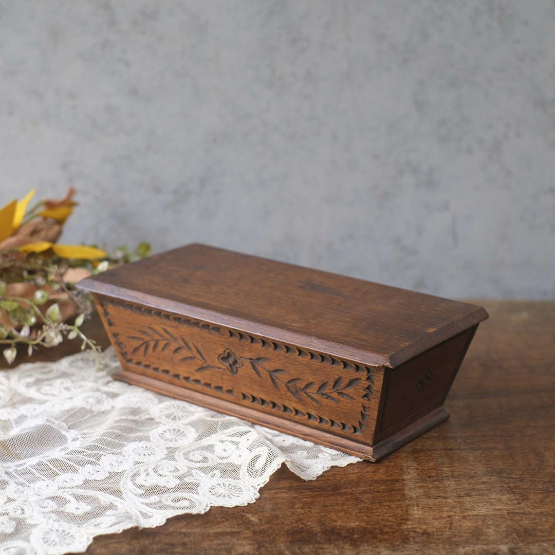 アンティーク 木製の蓋付き小箱 フランス 手彫りの小物入れ　裁縫箱