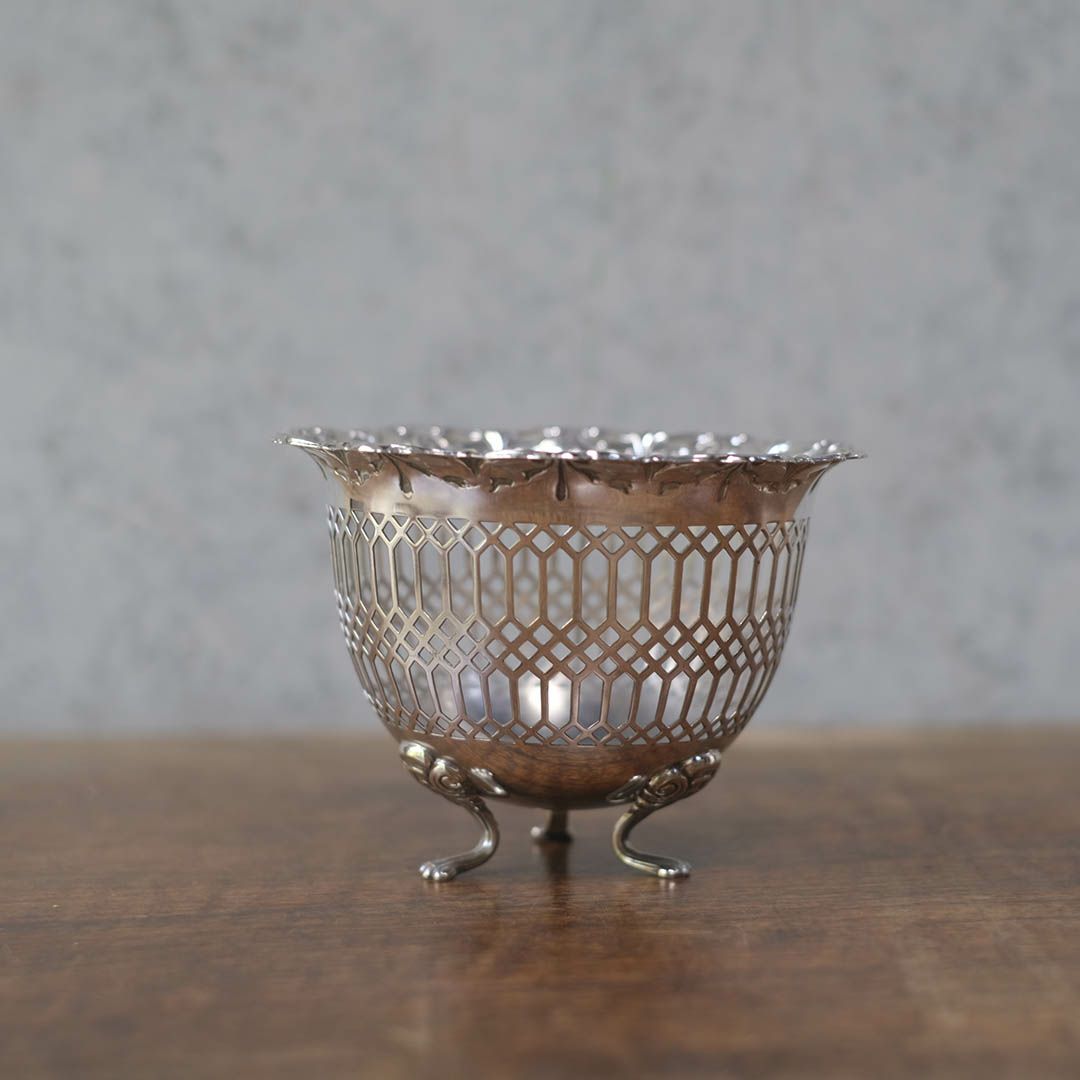 アンティークミニバスケット イギリス シルバープレート 小物入れ 透かし装飾1