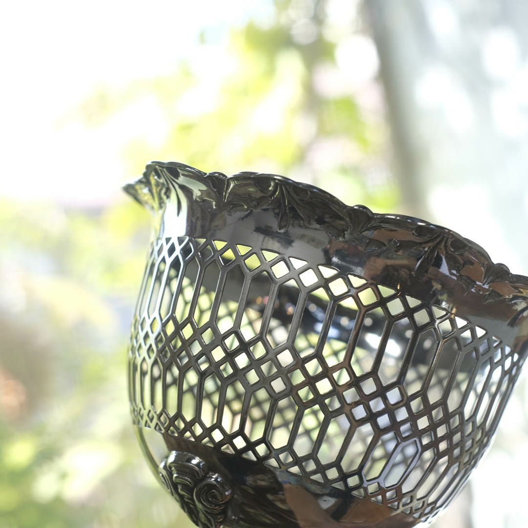 アンティークミニバスケット イギリス シルバープレート 小物入れ 透かし装飾4