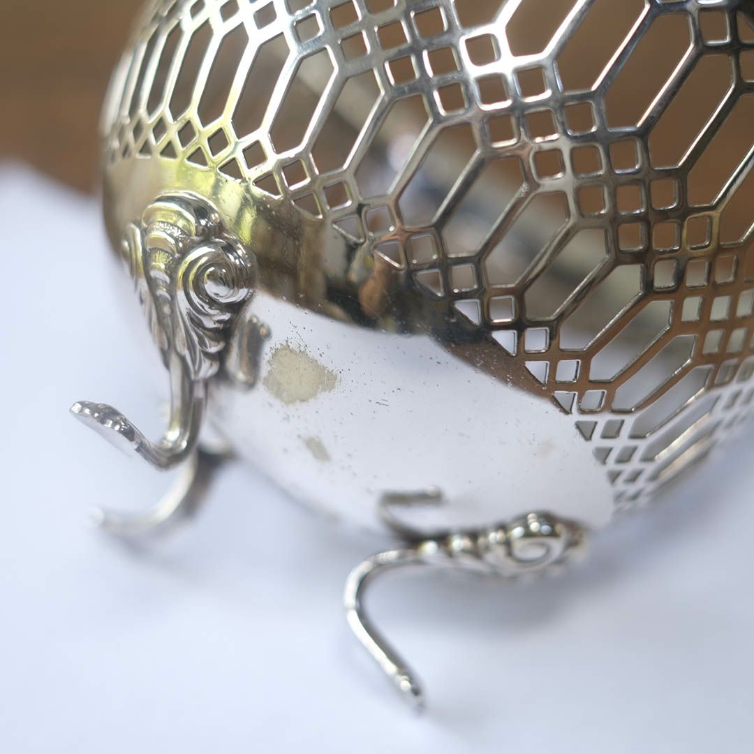 アンティークミニバスケット イギリス シルバープレート 小物入れ 透かし装飾5