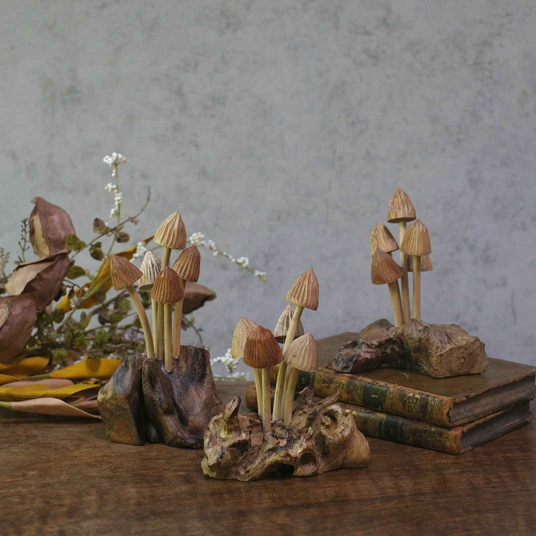 流木と木彫りの森のキノコオブジェ ドライフラワーと合わせたディスプレイ例