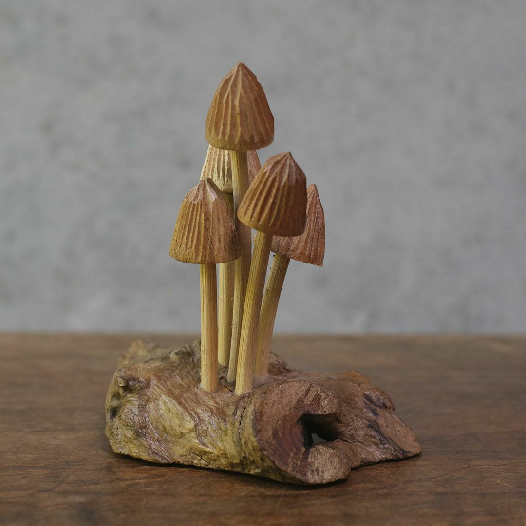 流木と木彫りの森のキノコオブジェ 木の根元に生えたようなデザイン