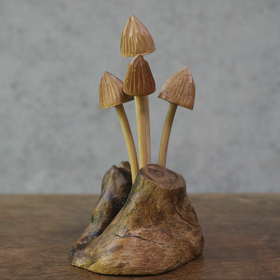 流木と木彫りの森のキノコオブジェ 単体正面 自然素材の置物
