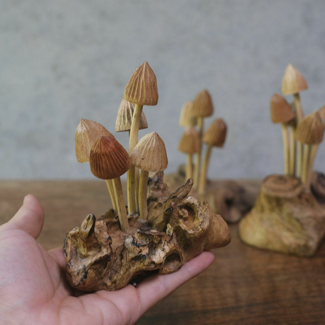 流木と木彫りの森のキノコオブジェ 手に持ったサイズ感 ナチュラルインテリア雑貨