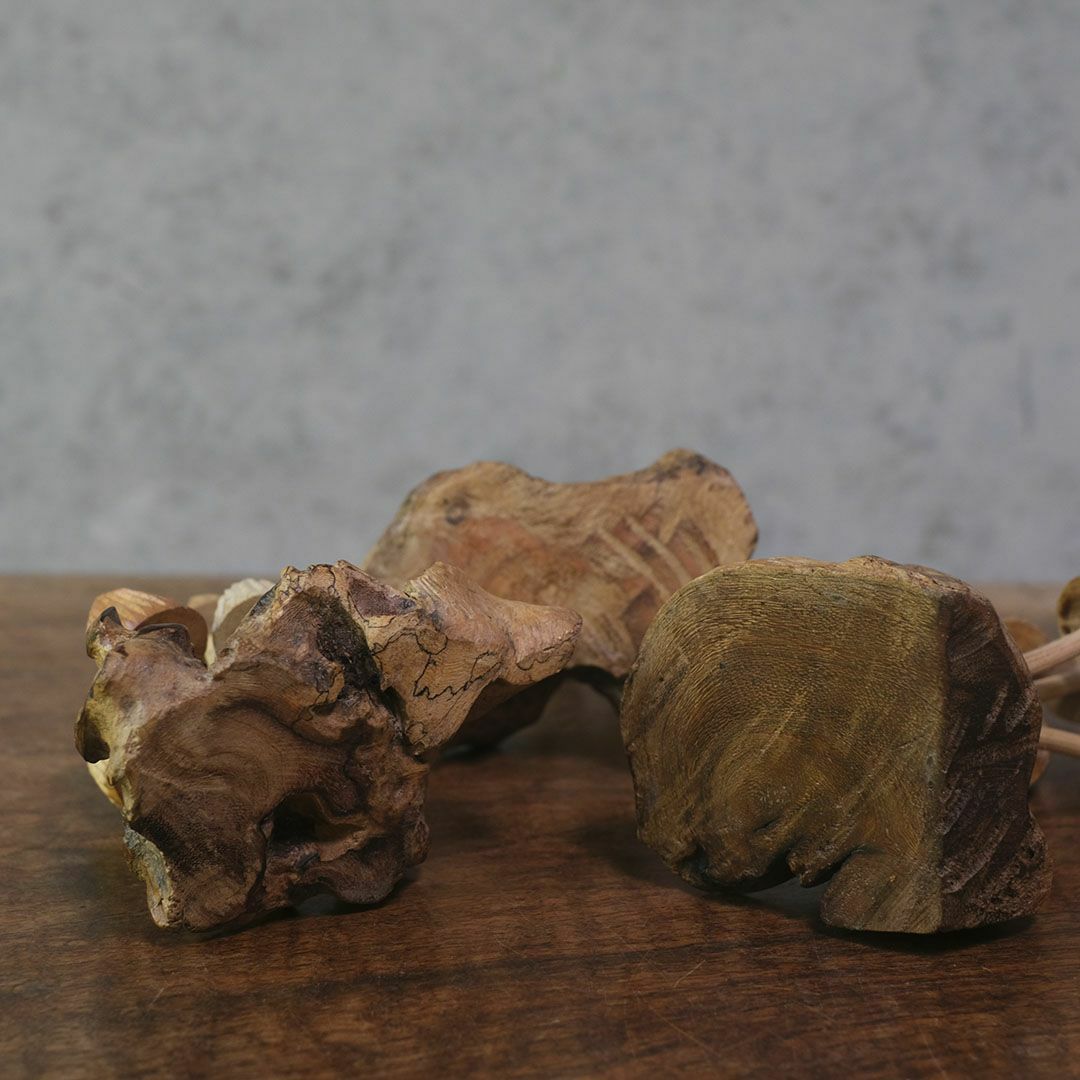 流木と木彫りの森のキノコオブジェ 底面アップ 自然木の質感が見える