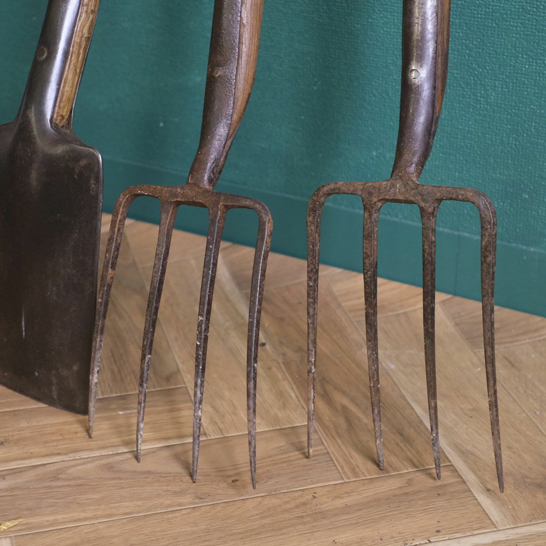 アンティークガーデンフォーク 木製ハンドル 英国農具 4本爪