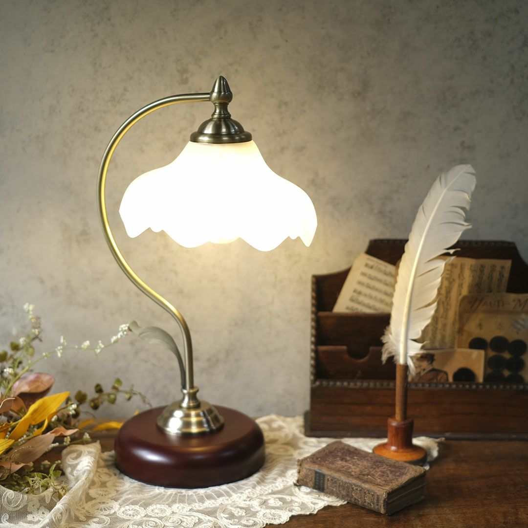 ガラスのテーブルランプ 花と葉モチーフ