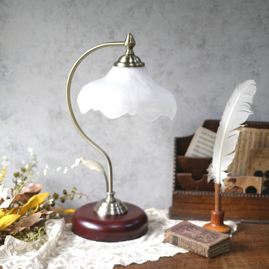 ガラスのテーブルランプ 花と葉モチーフ1