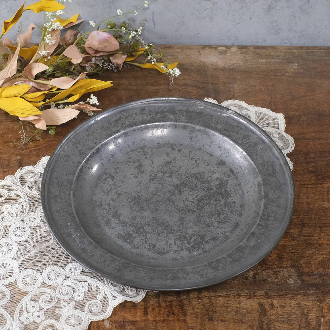 アンティークエタン皿 フランス 丸い形のフランス19世紀の錫製器