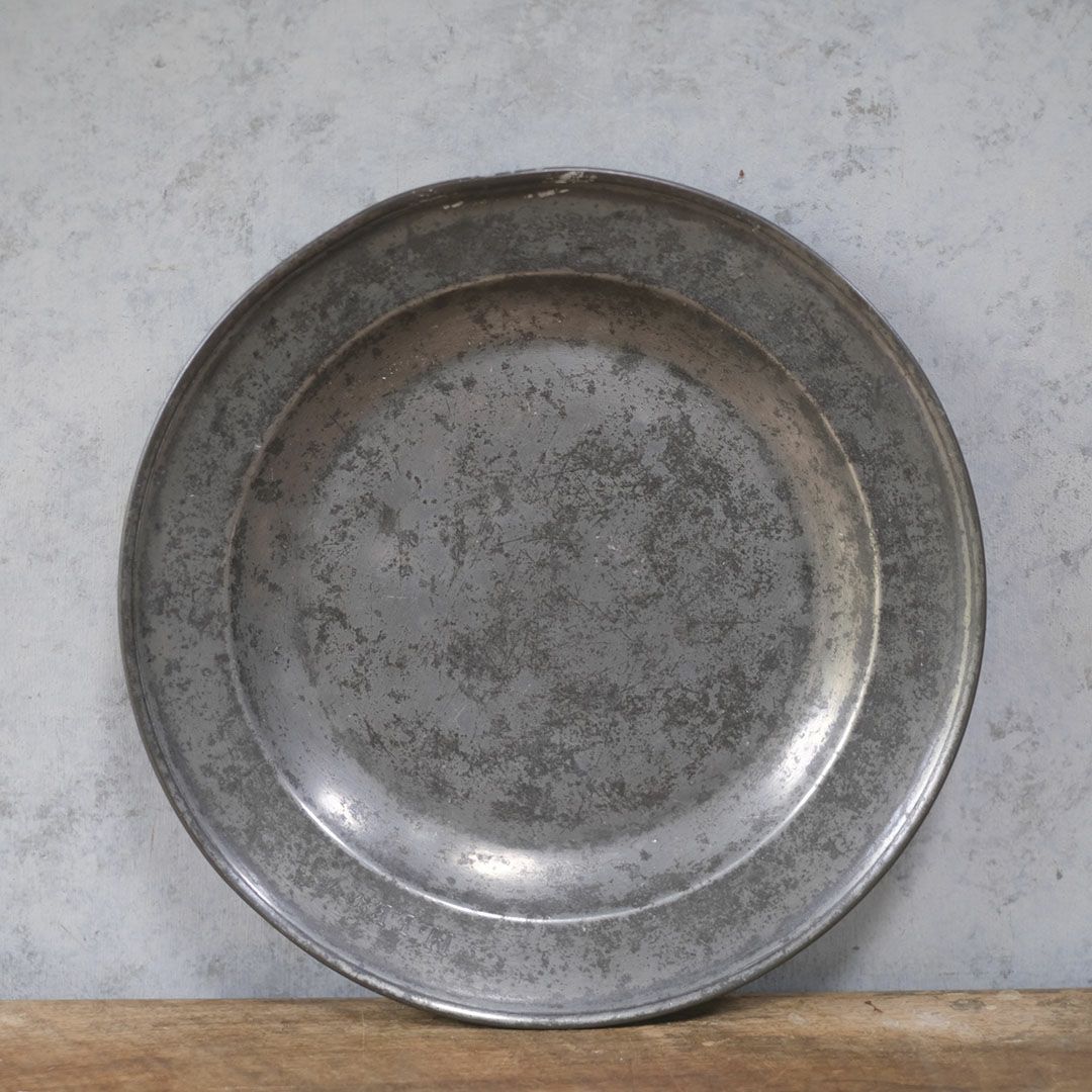 アンティークエタン皿 フランス 丸い形のフランス19世紀の錫製器1