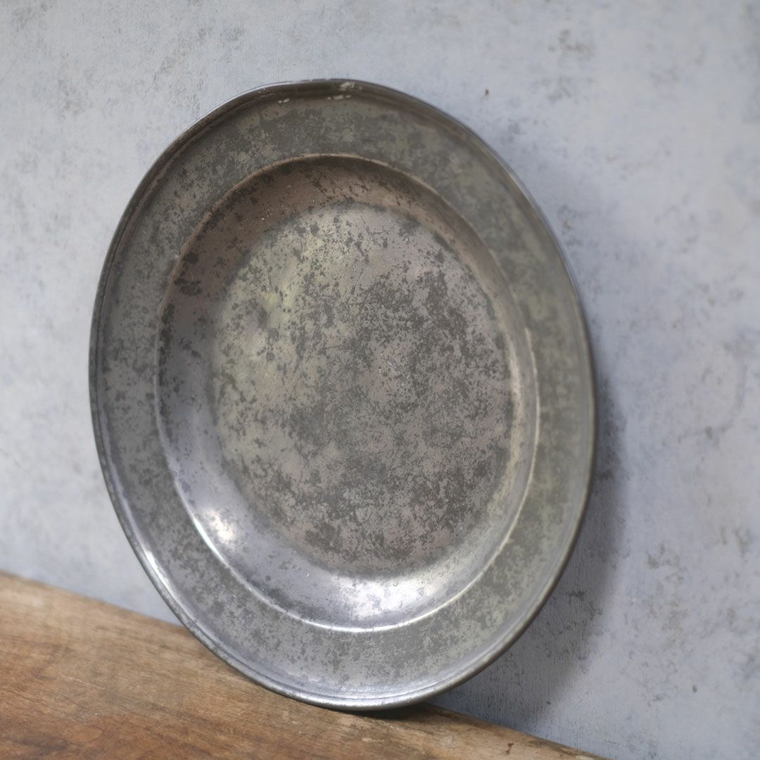 アンティークエタン皿 フランス 丸い形のフランス19世紀の錫製器2