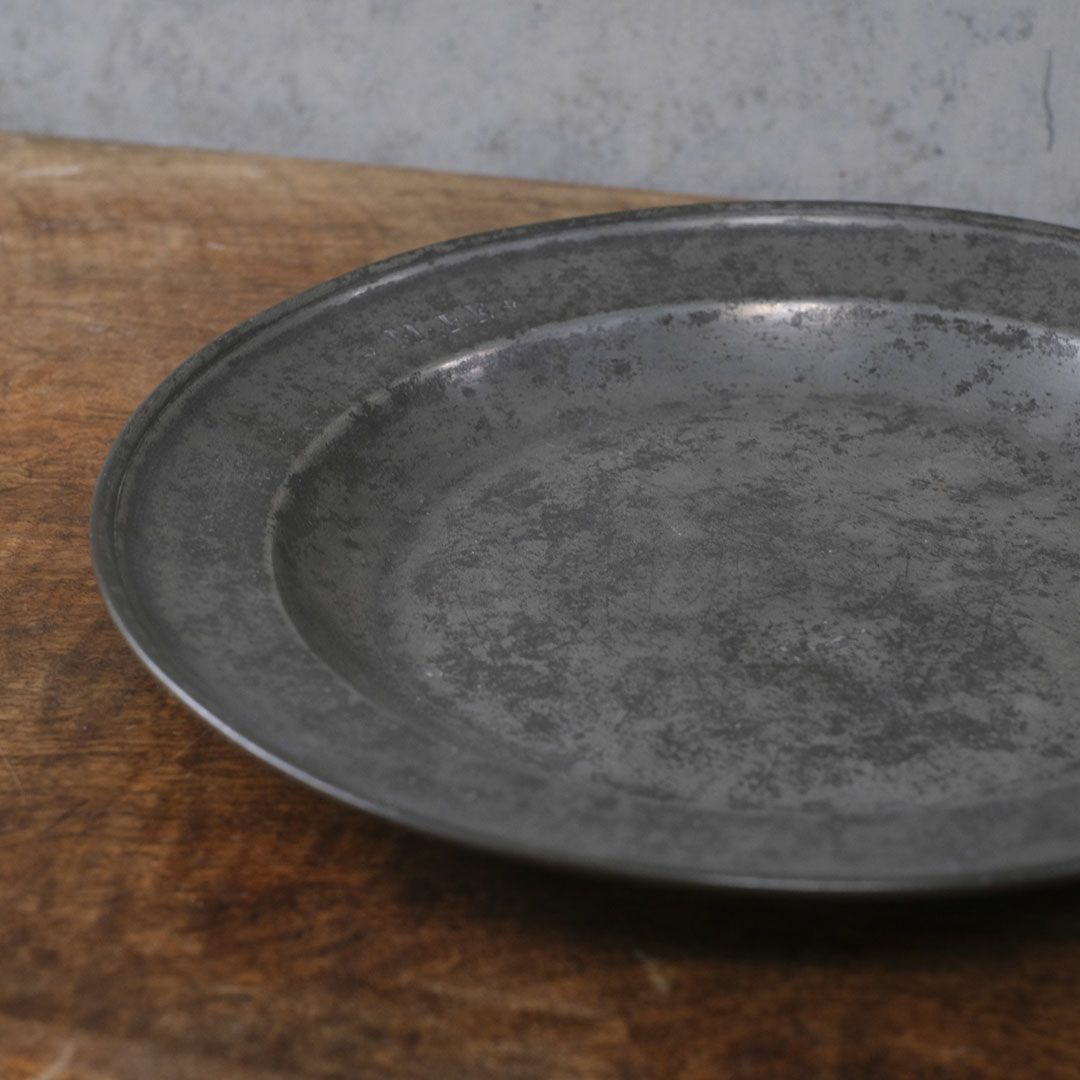 アンティークエタン皿 フランス 丸い形のフランス19世紀の錫製器6