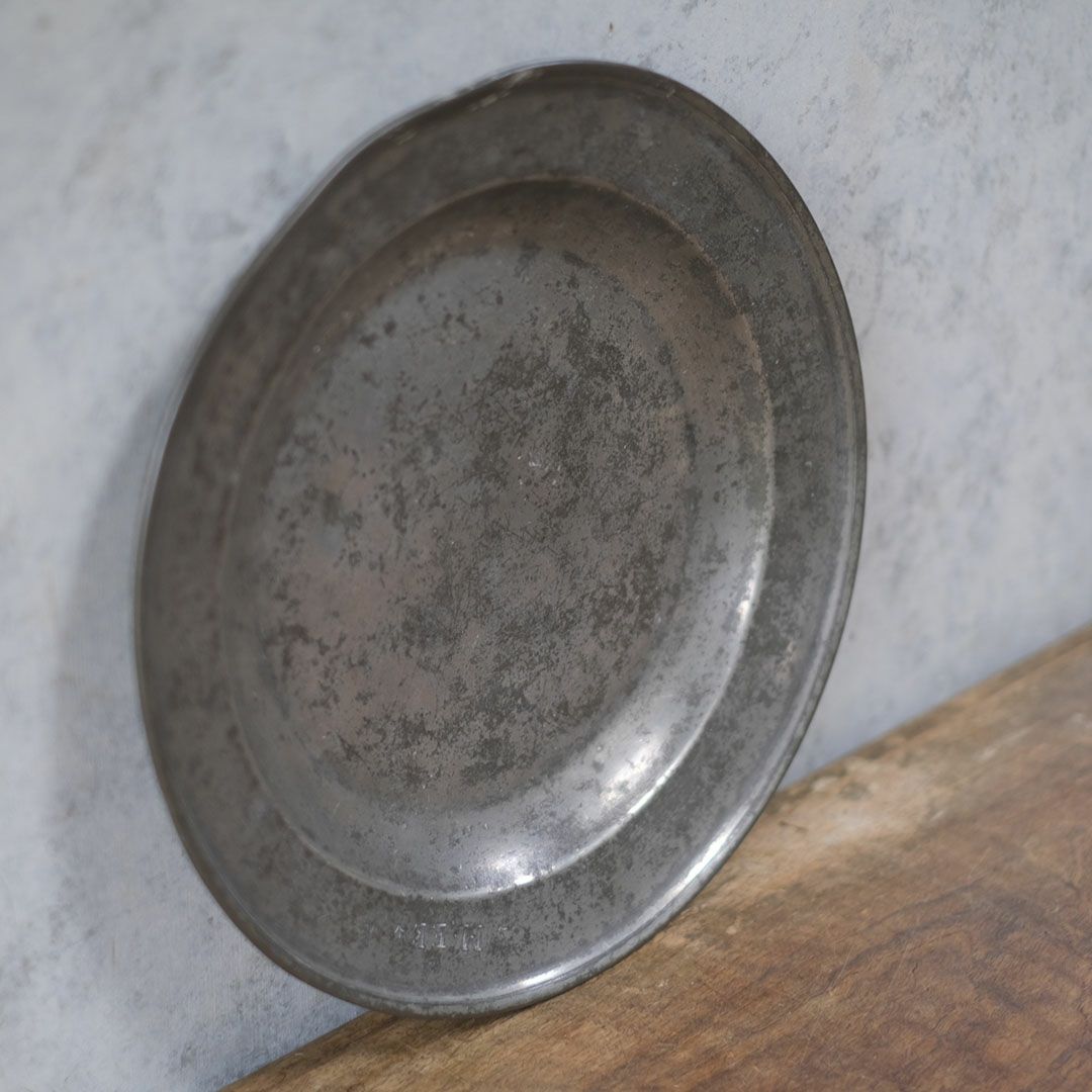 アンティークエタン皿 フランス 丸い形のフランス19世紀の錫製器10