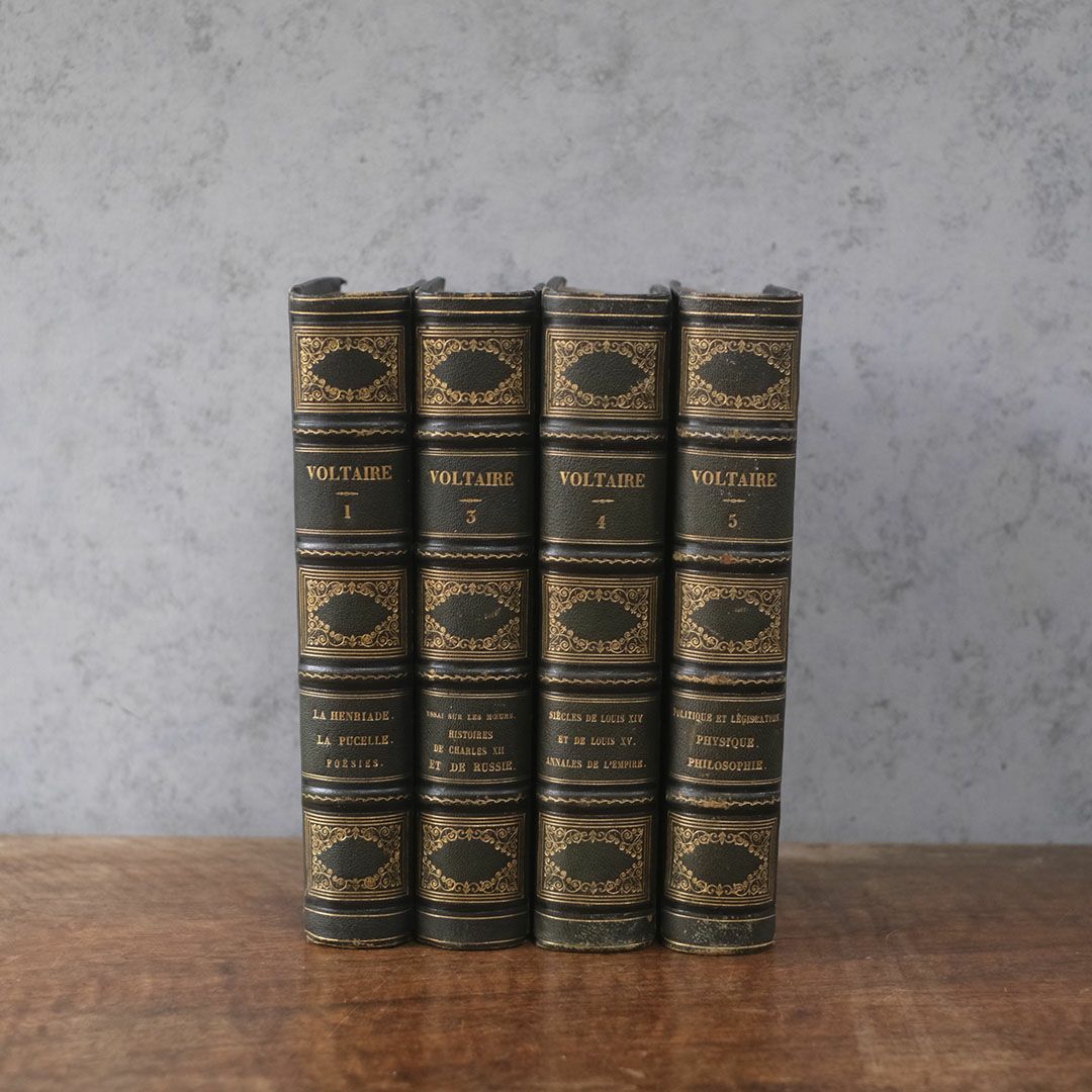 書棚インテリアに映えるアンティーク書籍 Voltaire全集