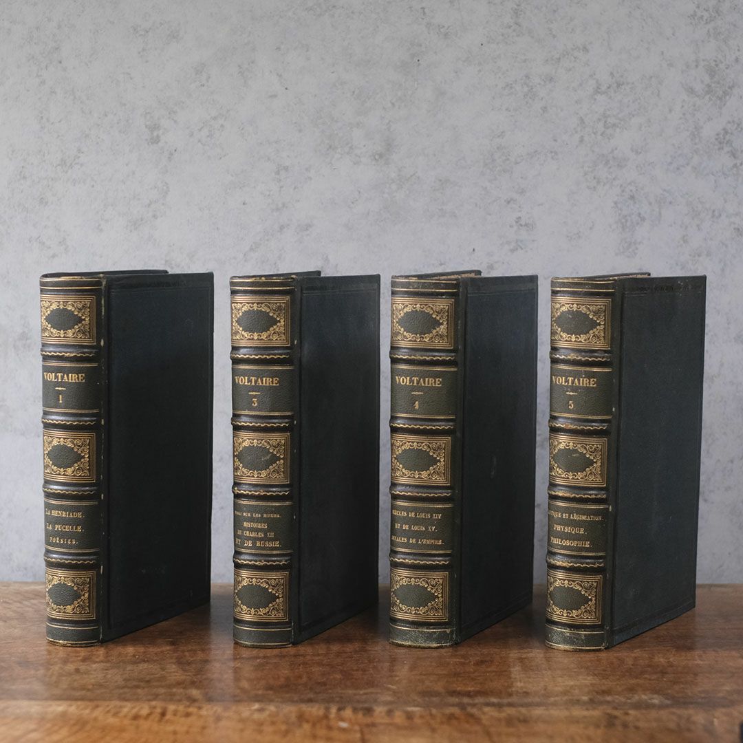 黒革装丁と金箔押しが美しいヴォルテール全集