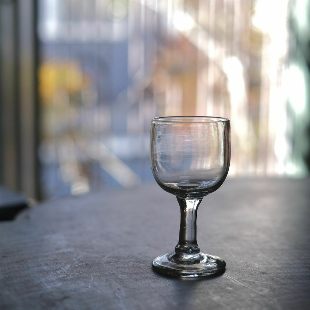 アンティークビストログラス 小ぶりなワイングラス 吹きガラスの足付き