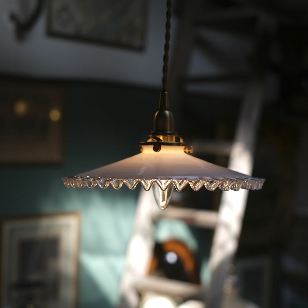 アンティーク ガラスシェードフリルランプ ミルクガラス 照明1