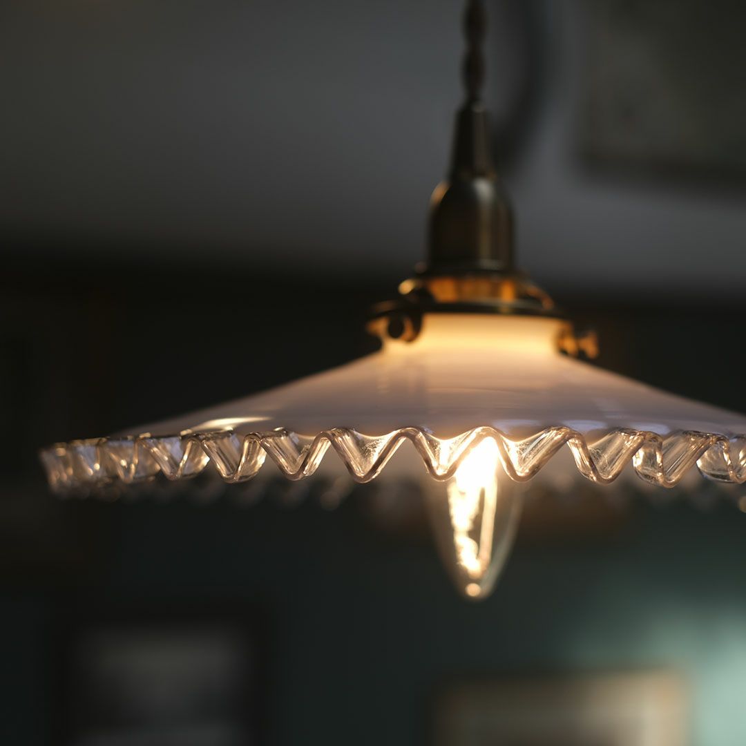 アンティーク ガラスシェードフリルランプ ミルクガラス 照明3