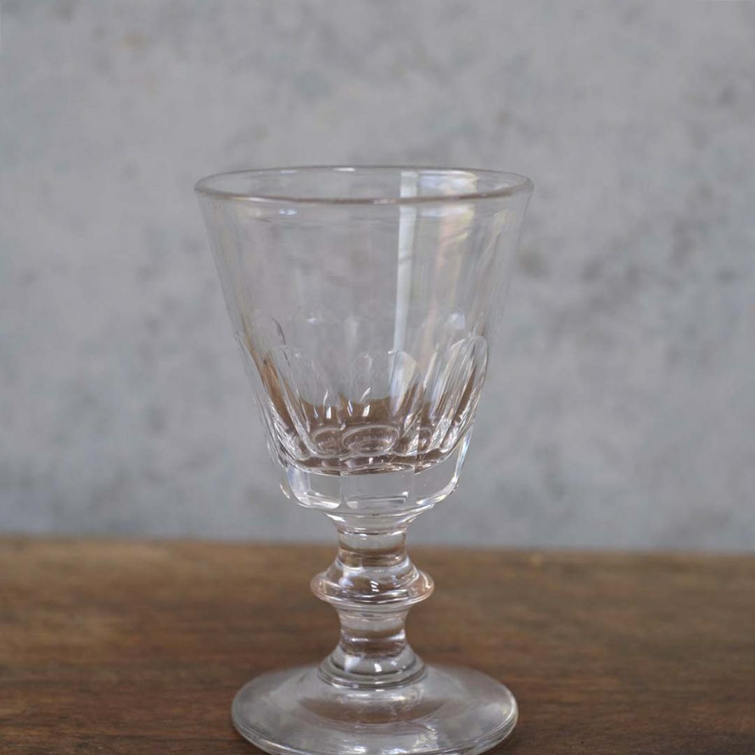 サン・ルイ Caton グラス ベース裏面の縁取りと光の透過がわかるクローズアップ