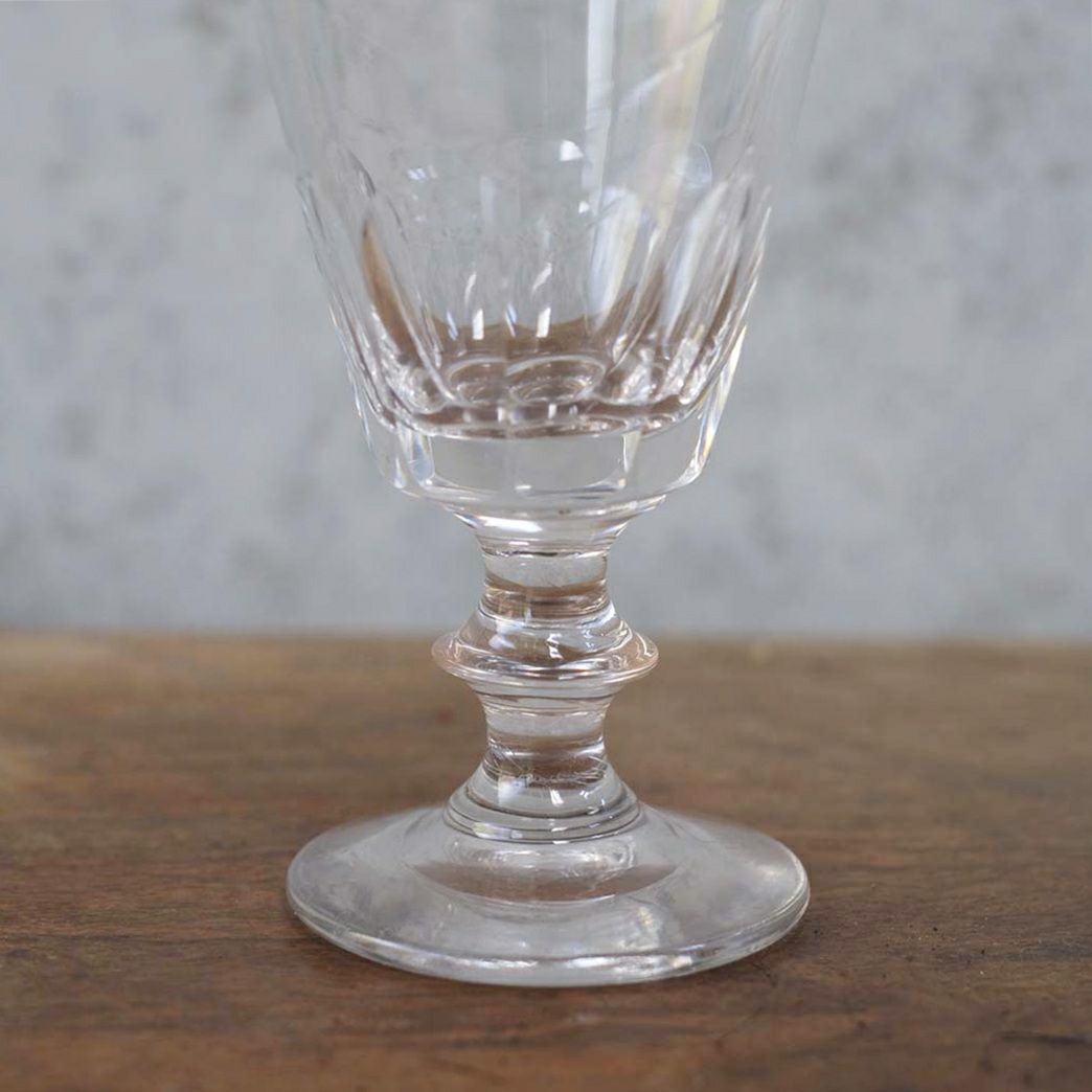 Saint-Louis Caton アンティークグラス 裏面ベース中央の磨りガラスと使用感を示す写真