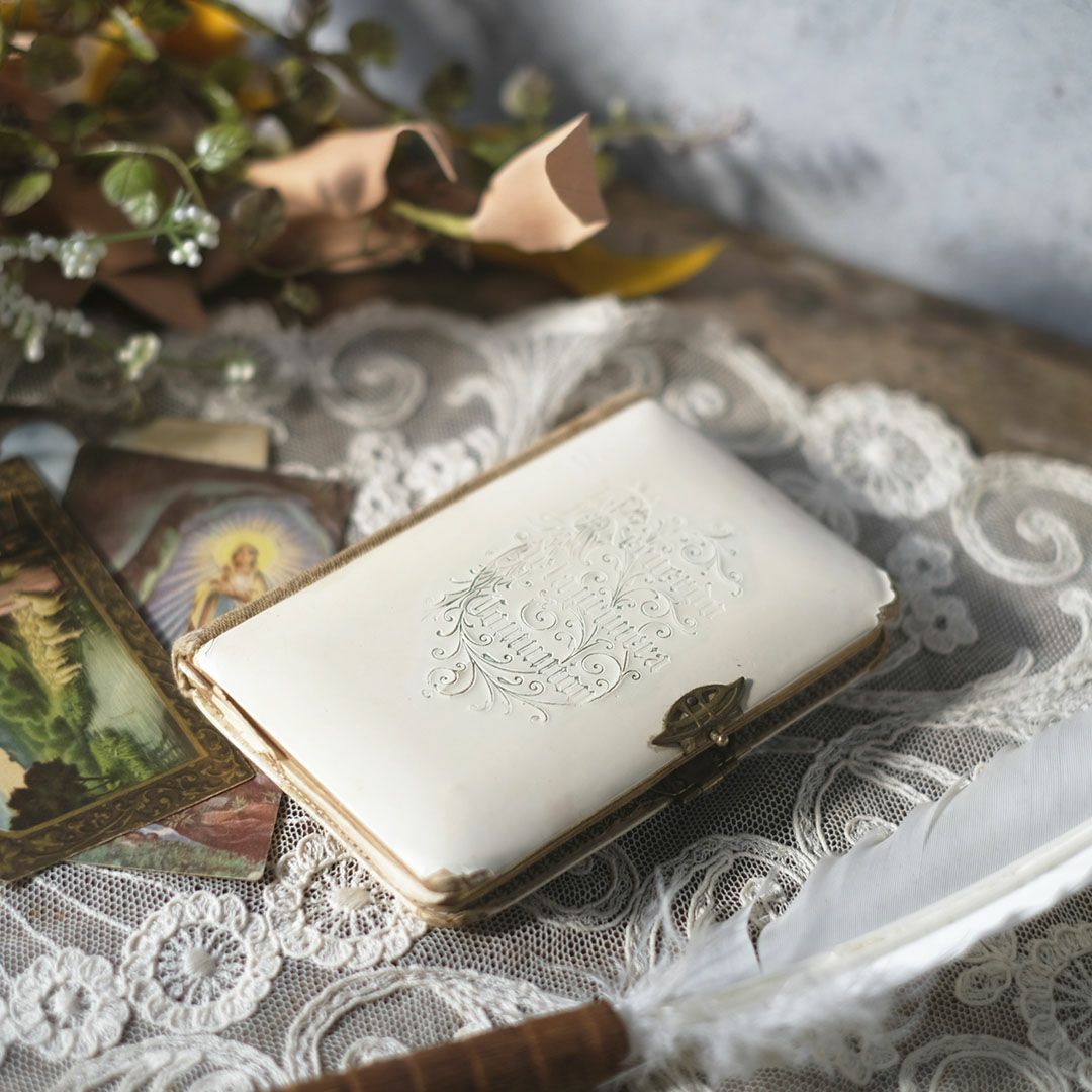 アンティーク祈祷書 花とモノグラム フランス アイボリー1