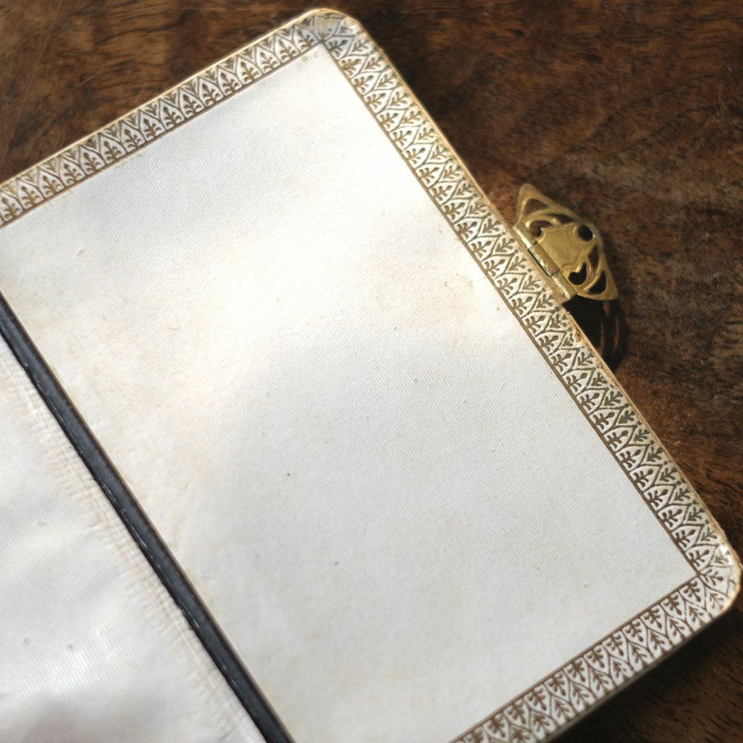 アンティーク祈祷書 花とモノグラム フランス アイボリー8