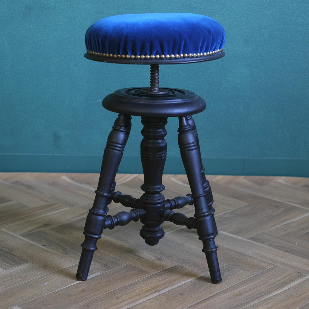 ブラック塗装の挽き物脚 アンティークスツール