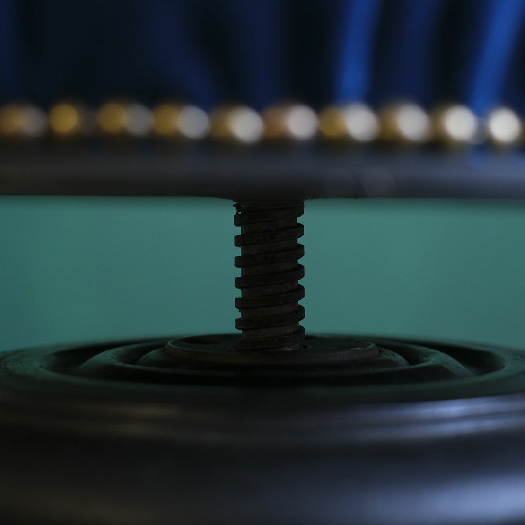 高さ調節ネジ構造のピアノスツール