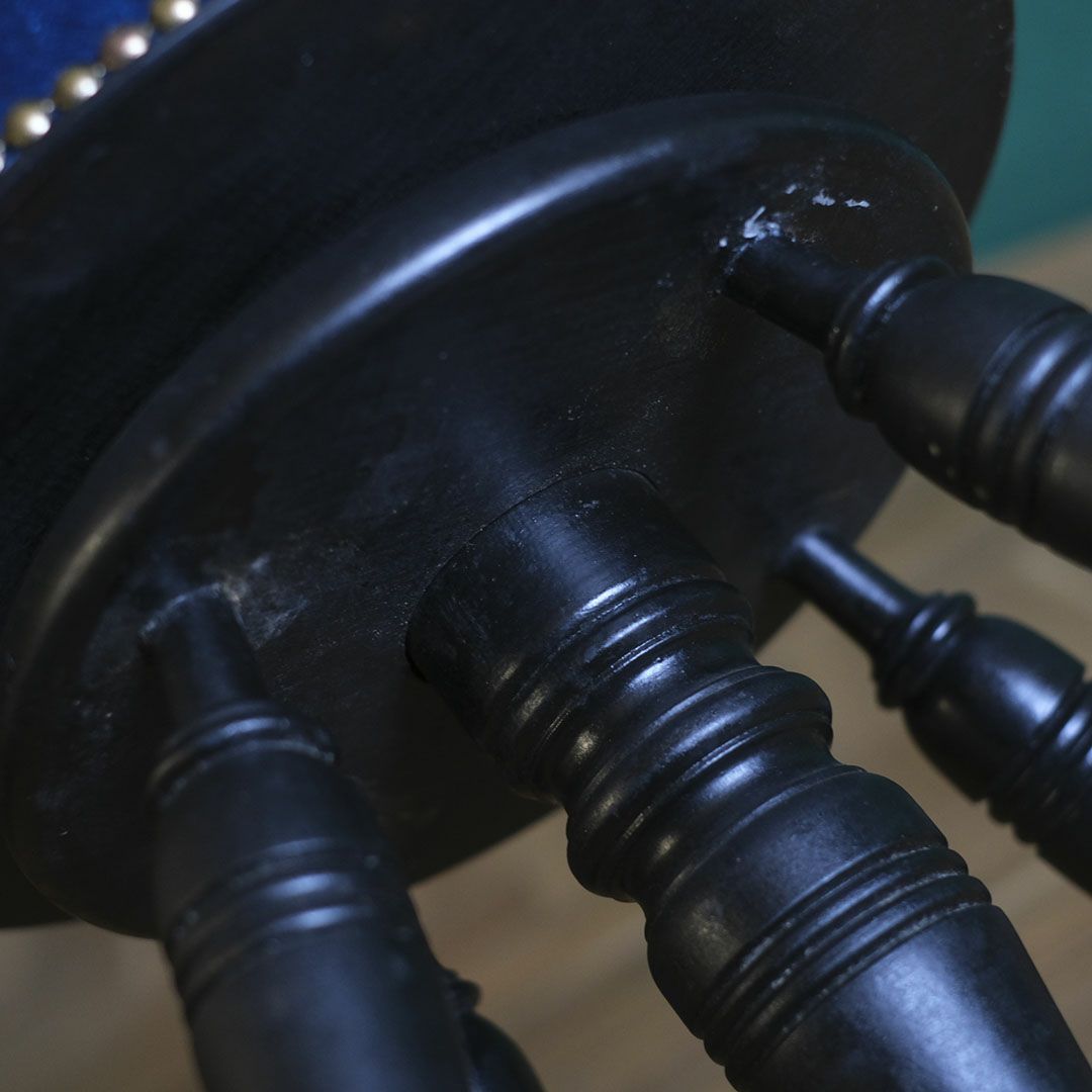 ブラック塗装と木肌のアンティーク脚部