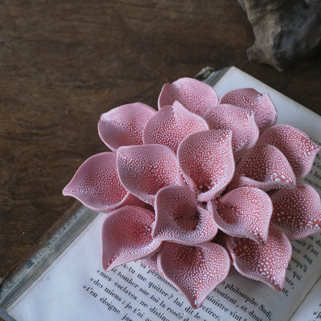 ABYSSALピンクの花の立体的な花びら造形を近距離で写したアートオブジェ」