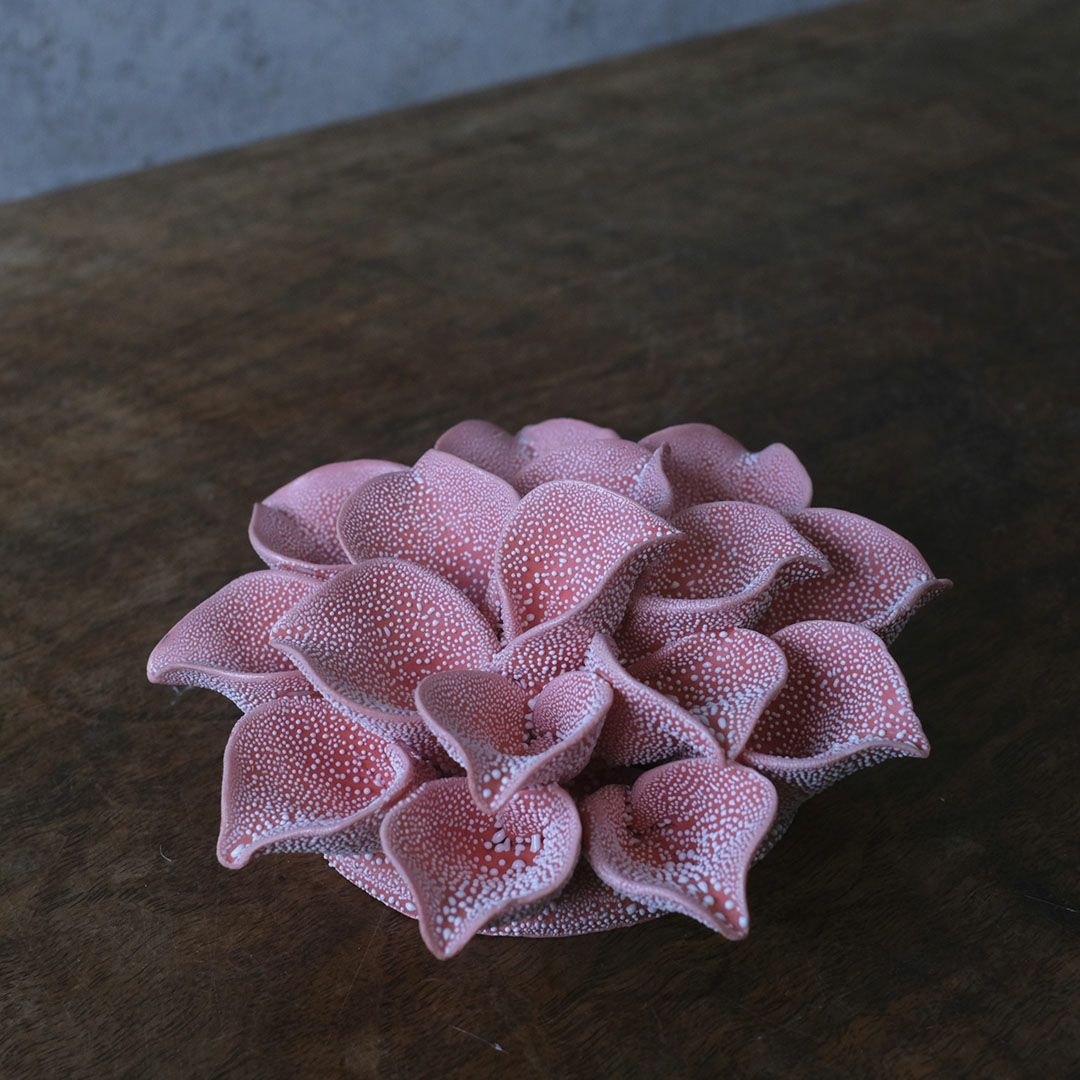 ABYSSALピンクの花の裏面と壁掛け用ホール部分のデザイ