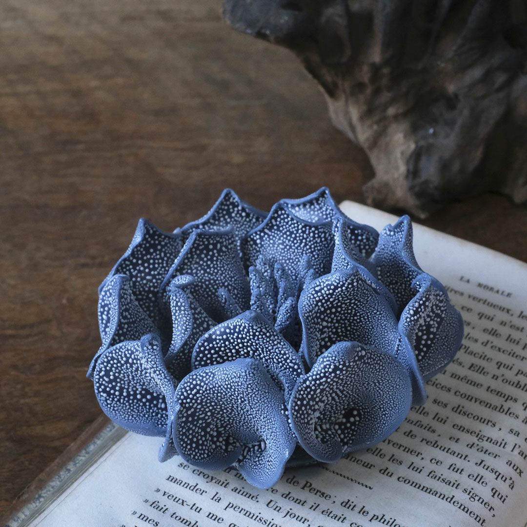 立体的な波打つ花弁が特徴のABYSSALブルーの花オブジェを近距離で撮影