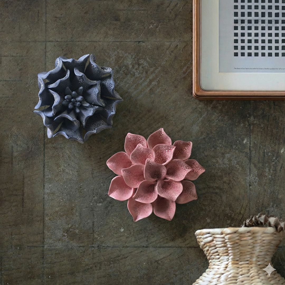 壁に飾られたABYSSALブルーの花とピンクの花の童話的インテリア