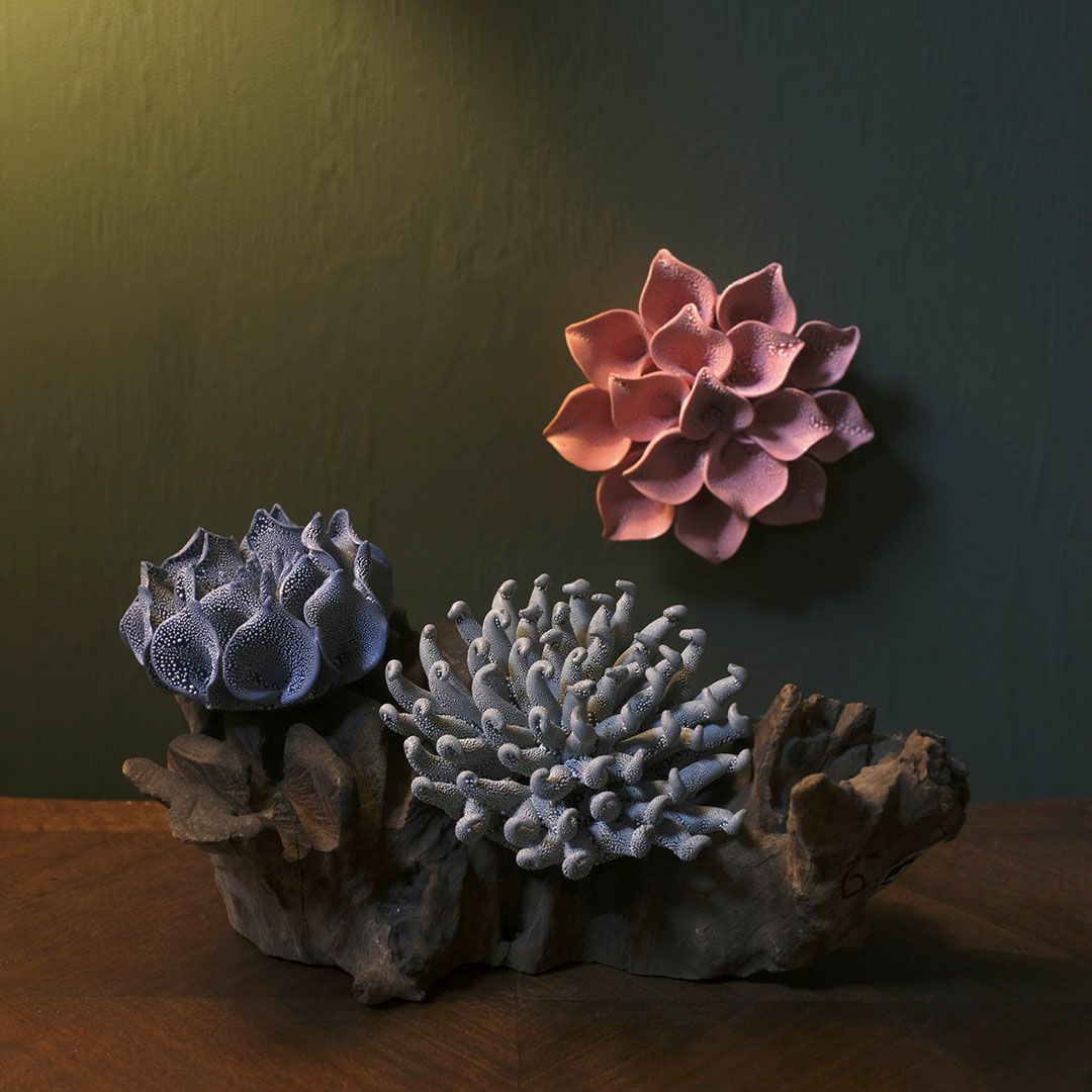 ABYSSALブルーの花と異界の植物を思わせるオブジェを並べたファンタジー装飾