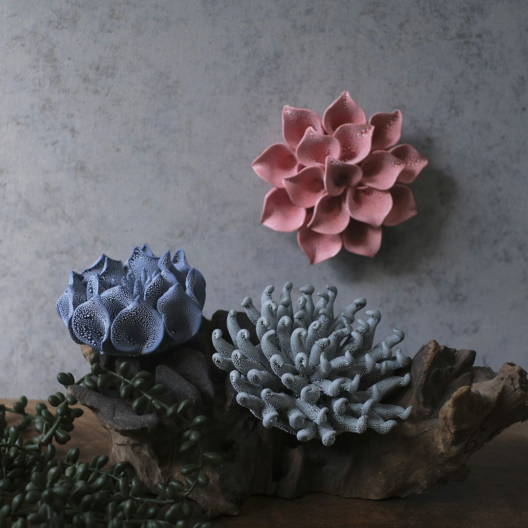 ABYSSALブルーの花と異界の植物を思わせるオブジェを並べたファンタジー装