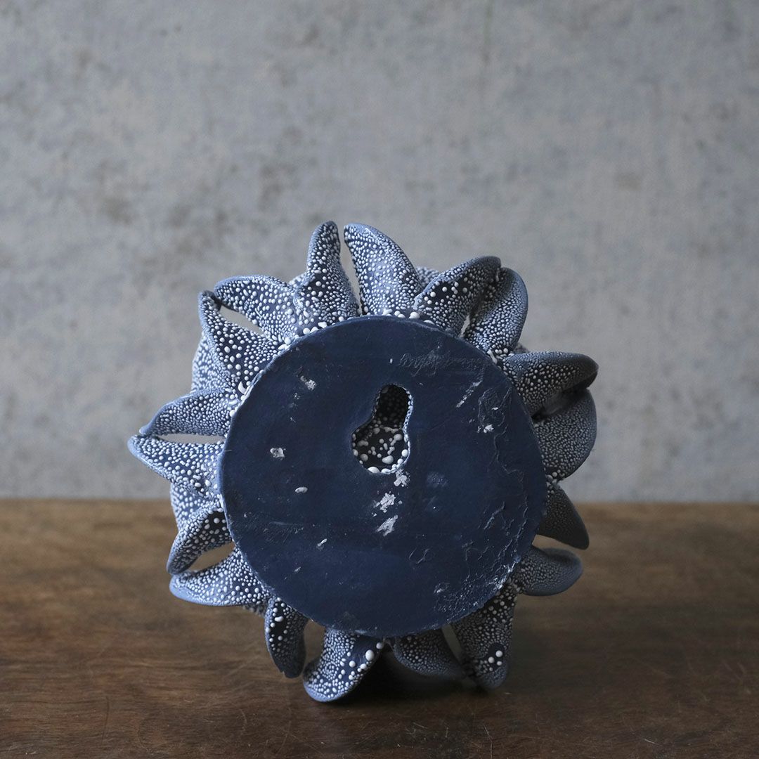 ABYSSALブルーの花オブジェの裏面と壁掛けホール部分のデザイン