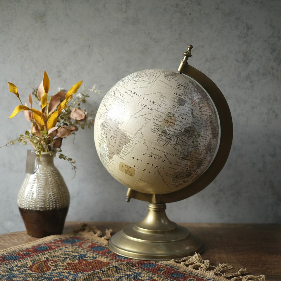 大型ヴィンテージ地球儀 背面側 真鍮色ベースと球体の全体像