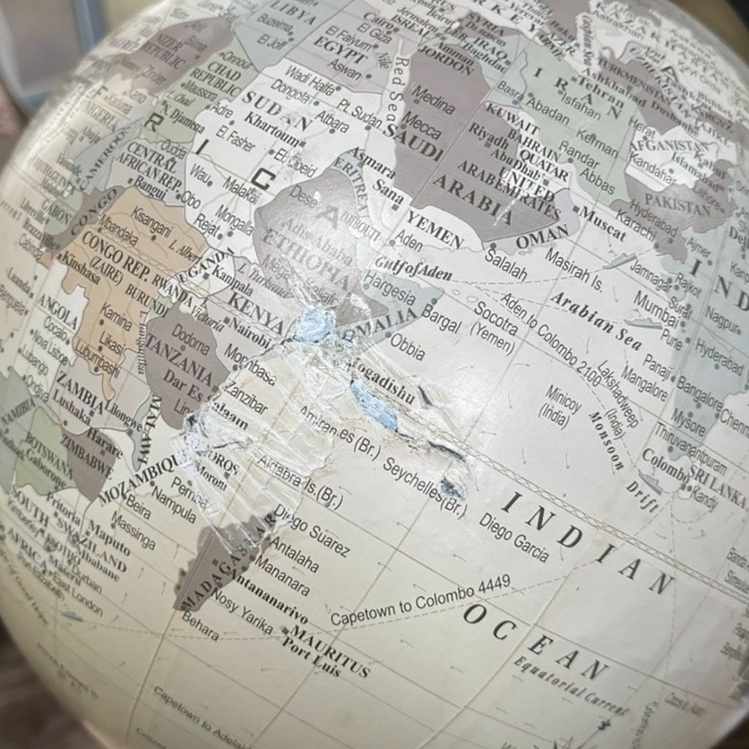 ヴィンテージ地球儀の地図アップ 英字表記と航路ライン 北大西洋周辺