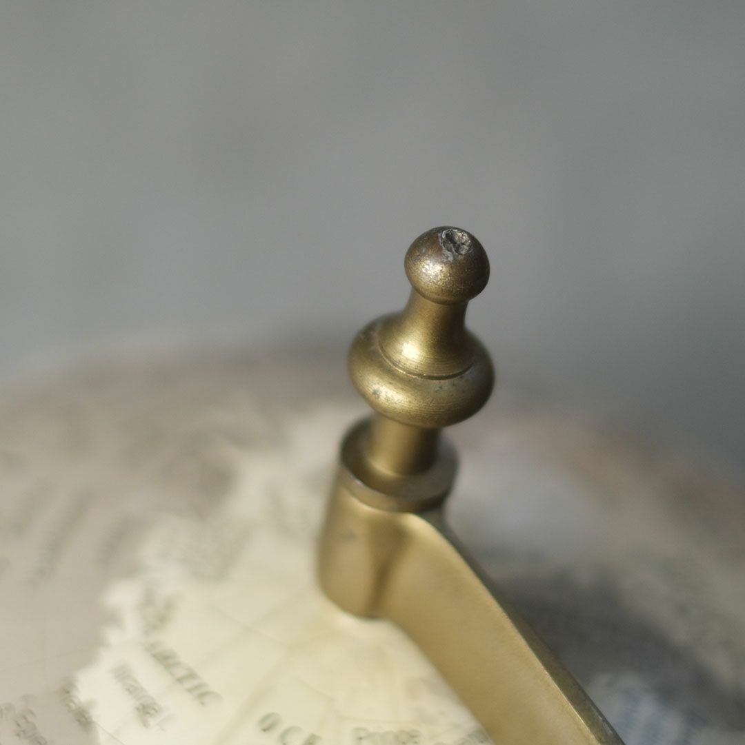 ヴィンテージ地球儀の上部飾り 真鍮色スタンド フィニアルのディテール