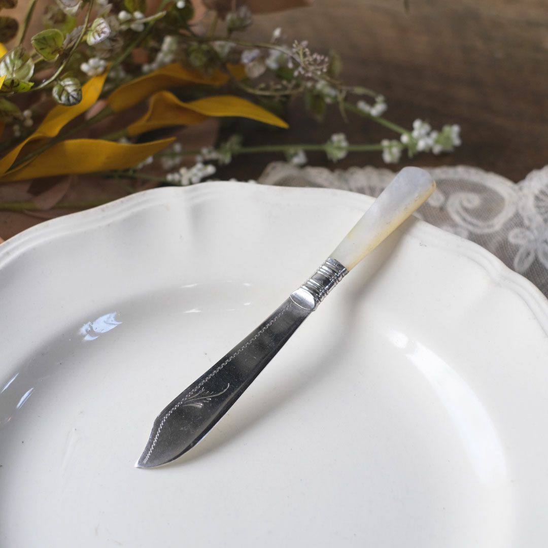 アンティーク マザーオブパール バターナイフ／フルーツナイフ イギリス 白蝶貝のカトラリー