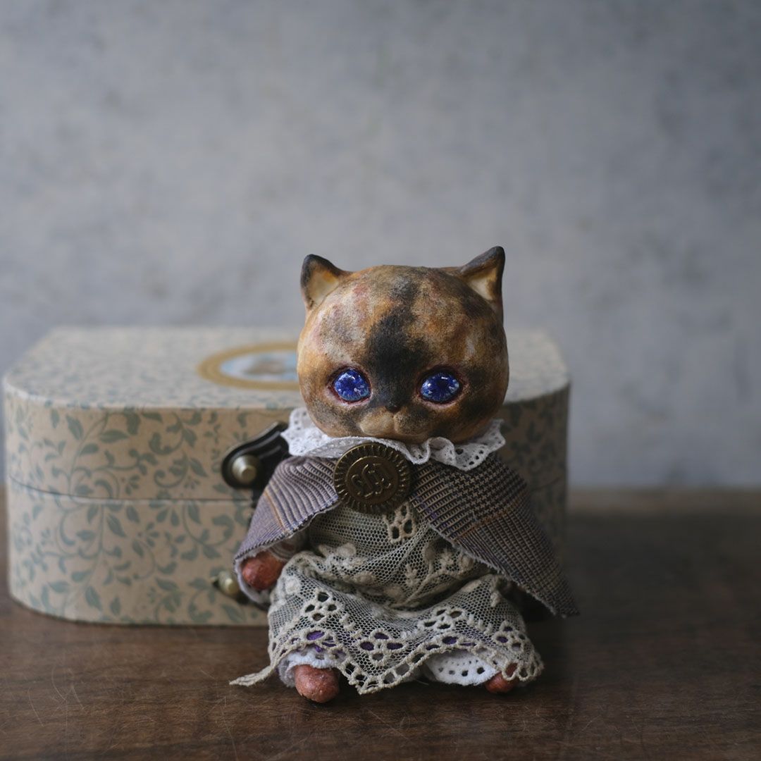 サビ猫ドールと専用のアンティーク調ギフトボックス。贈り物にも最適なオリジナル箱付き